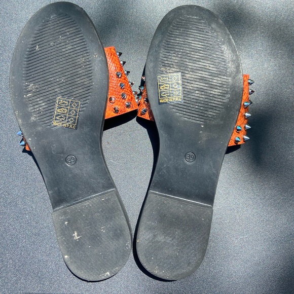 Ideal Shoes- Spiked slip-on slide sandals - Orange - Picture 4 of 4